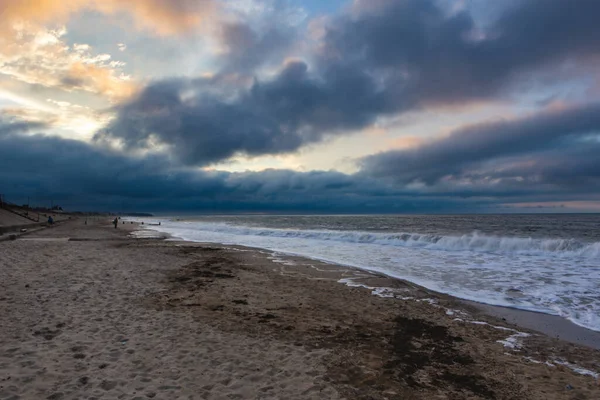 Een Prachtig Uitzicht Bewolkte Kleurrijke Lucht Het Strand Bij Zonsondergang — Stockfoto