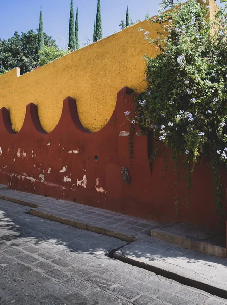 Muro Amarillo Rojo Calle San Miguel Allende México — Foto de Stock