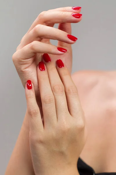 Вертикальный Снимок Рук Белой Женщины Красными Ногтями — стоковое фото