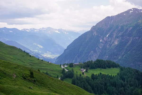 Een Luchtfoto Van Rotsachtige Bergen Het Platteland — Stockfoto