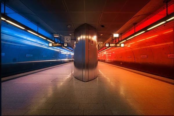Ein Malerischer Blick Auf Eine Bahn Station Mit Bunten Lichtern — Stockfoto