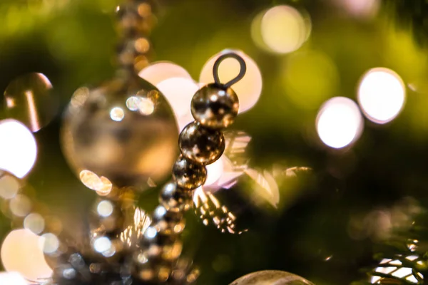 Eine Selektive Fokusaufnahme Von Weihnachtsdekorationen Mit Bokeh Lichteffekt — Stockfoto