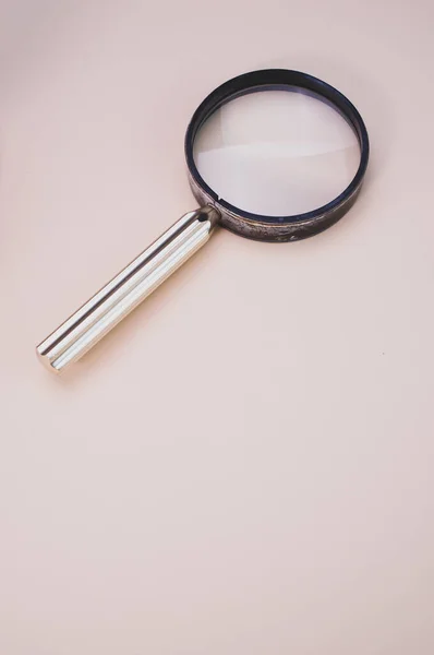 Vertical Closeup Magnifier Cream Background — Stock Photo, Image