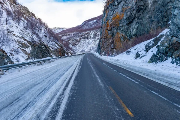 Uma Bela Vista Estrada Congelada Dia Frio Inverno Noruega — Fotografia de Stock