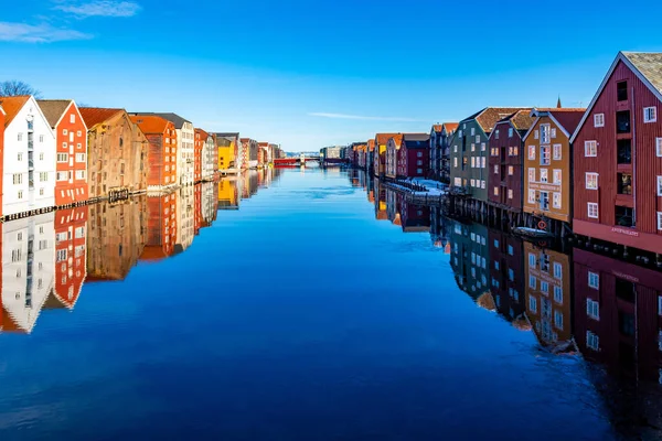 Uma Bela Vista Das Casas Coloridas Perto Rio Nidelva Trondheim — Fotografia de Stock