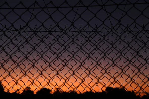 Een Prachtig Uitzicht Kleurrijke Luchten Tijdens Zonsondergang Het Metalen Hek — Stockfoto