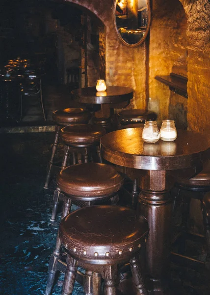 Деревянные Барные Столики Стулья Тусклом Свете — стоковое фото