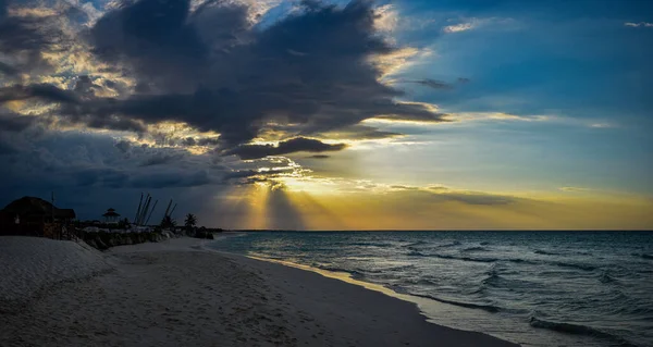 Piękny Widok Falistego Morza Uderzającego Piaszczystą Plażę Lśniącą Pod Słońcem — Zdjęcie stockowe