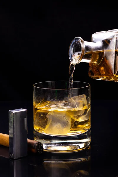 Een Verticaal Schot Van Whiskey Gieten Een Glas Met Ijs — Stockfoto