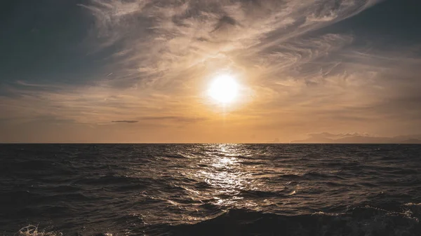 迷人的落日掠过汹涌的大海 — 图库照片