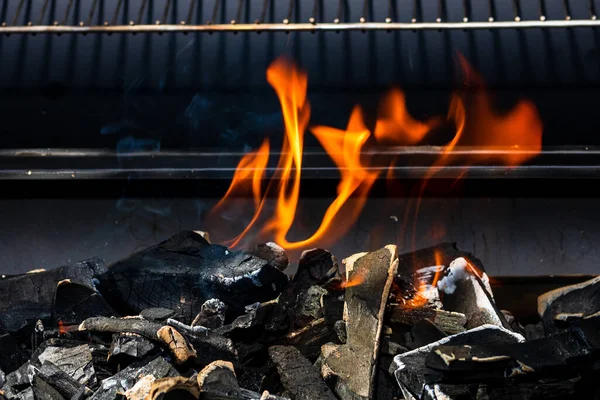 Zbliżenie Strzał Grill Pit Świecącym Płonącym Gorącym Otwartym Ogniem — Zdjęcie stockowe