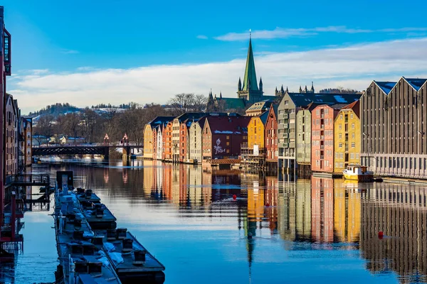 Trondheim Norveç Teki Nidelva Nehri Yakınlarındaki Renkli Evlerin Güzel Bir — Stok fotoğraf