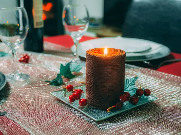 Masadaki Noel Süslemeleri Için Yanan Altın Bir Mumun Yakın Çekimi — Stok fotoğraf
