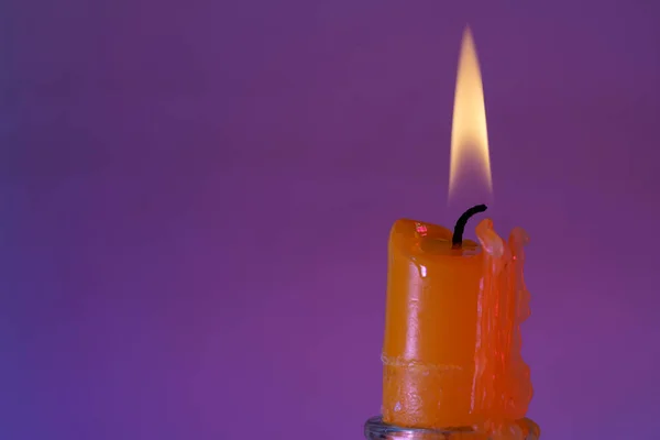 Eine Nahaufnahme Einer Roten Kerze Mit Flamme Isoliert Auf Lila — Stockfoto