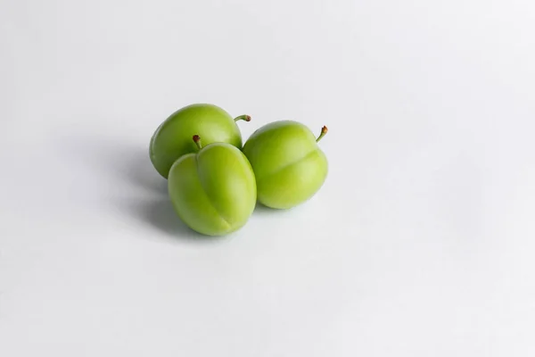 Trillizo Ciruelas Verdes Frescas Agrias Aisladas Sobre Fondo Blanco Brillante —  Fotos de Stock