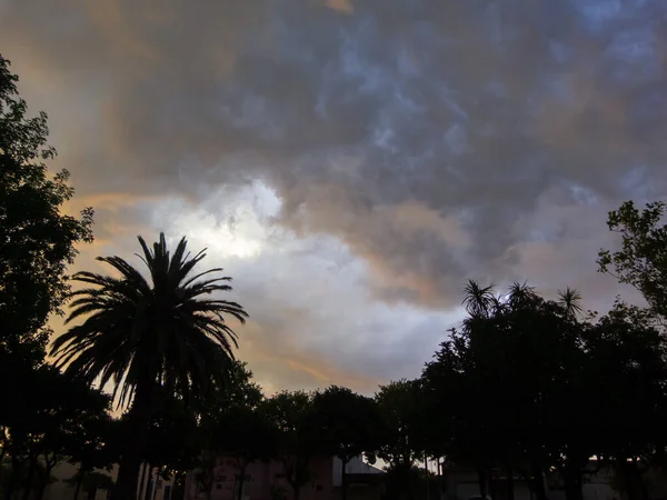 Tiro Ângulo Baixo Céu Chuvoso Sombrio Bonito Com Nuvens Grandes — Fotografia de Stock