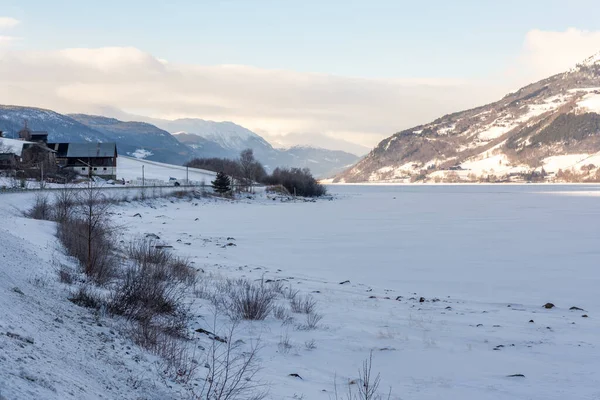 Vacker Utsikt Över Fjällen Täckt Snö Kall Vinterdag Norge — Stockfoto