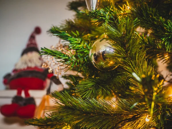 Närbild Gyllene Dekorativ Prydnad Hängande Från Julgranen Täckt Med Ljus — Stockfoto