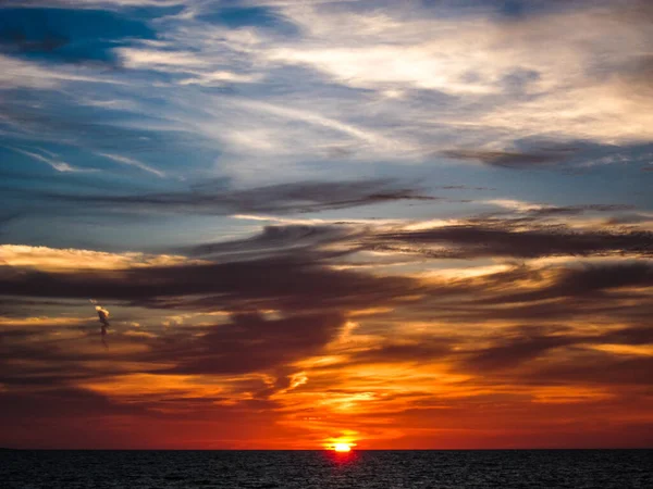 Una Hermosa Vista Los Cielos Coloridos Durante Puesta Sol Sobre — Foto de Stock