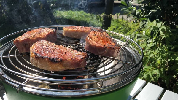 Heerlijke Steaks Grill Buiten Een Zonnige Dag — Stockfoto