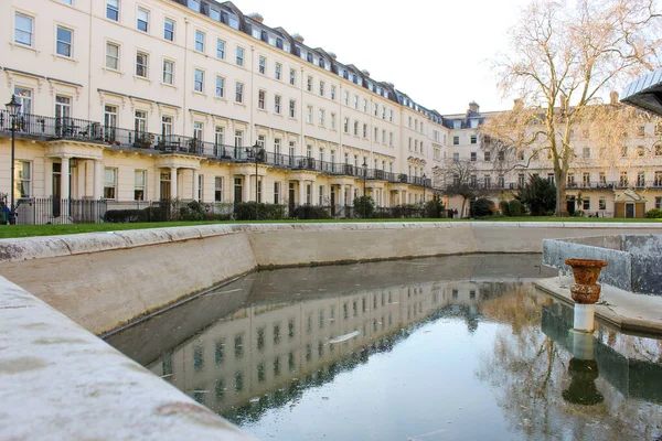 Una Hermosa Toma Parque Con Edificios Una Piscina Agua — Foto de Stock