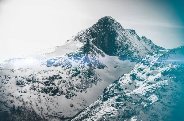 Una Splendida Vista Sulle Alte Montagne Innevate Vicino Tromso Febbraio — Foto Stock