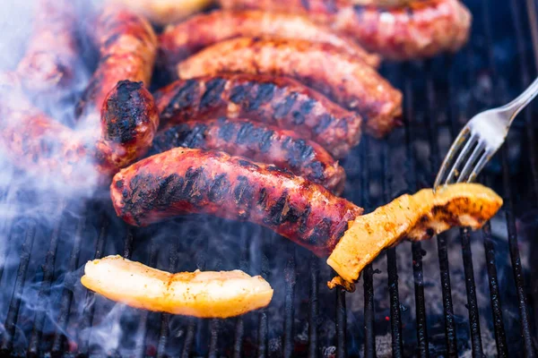 Tiro Alto Ángulo Salchichas Parrilla Parrilla Barbacoa — Foto de Stock