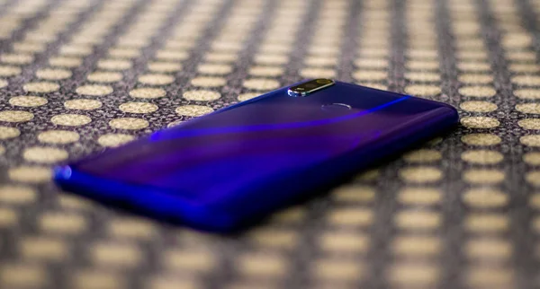 Smartphone Bleu Brillant Sur Une Nappe — Photo