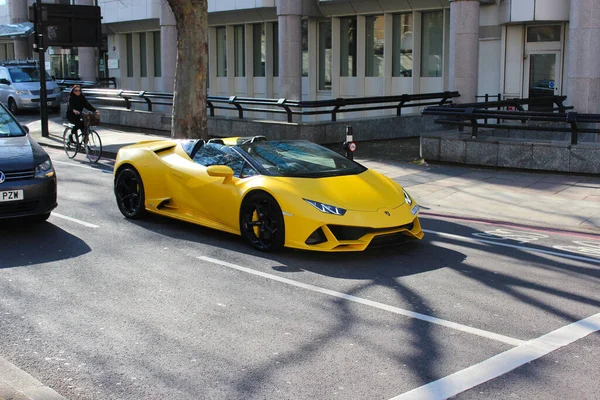 ロンドン イギリス 2021年6月25日 ロンドンの通りに黄色のランボルギーニ 道路上のスポーツカー — ストック写真