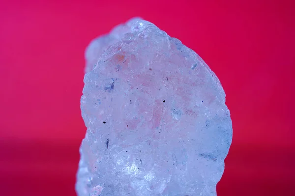 Primer Plano Una Piedra Cuarzo Rosa Sobre Fondo Rosa — Foto de Stock