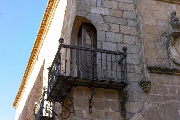 Niski Kąt Ujęcia Starej Fasady Budynku Balkonem Caseres Hiszpanii Jasny — Zdjęcie stockowe