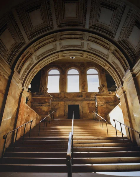 Una Toma Vertical Biblioteca Pública Boston Desde Interior Con Escaleras — Foto de Stock