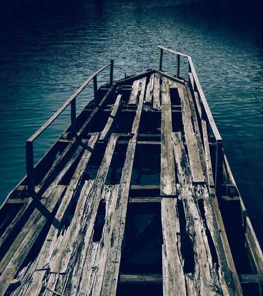 Plan Vertical Des Restes Vieux Bateau Dans Une Mer Bleu — Photo