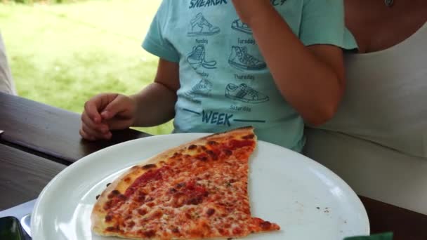 Піца Шматочком Сиру Ніж Дерев Яному Столі — стокове відео