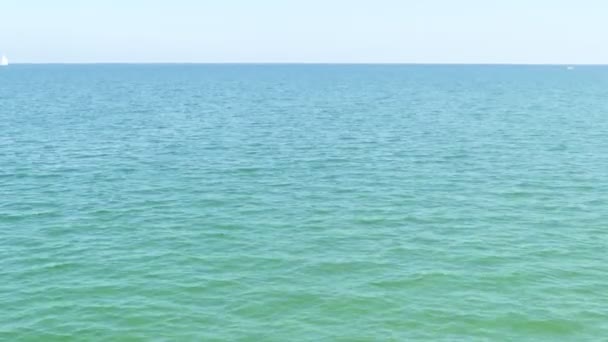 Blaue Meerwasseroberfläche Mit Weißem Sand Und Klarem Himmel — Stockvideo