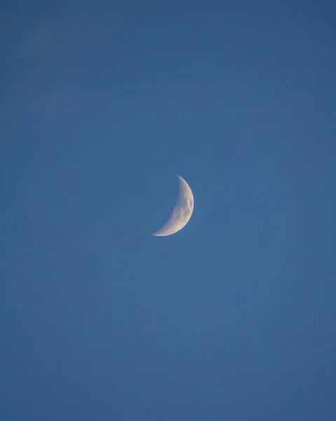 Вертикальный Снимок Лунного Полумесяца Синим Небом Заднем Плане — стоковое фото