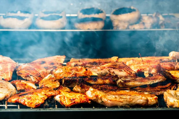 Primer Plano Una Variedad Carne Parrilla Con Verduras Cocinadas Parrilla — Foto de Stock