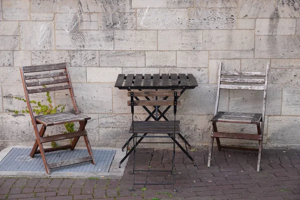 Három Szék Egy Asztal Körül Egy Szabadtéri Kávézóban — Stock Fotó