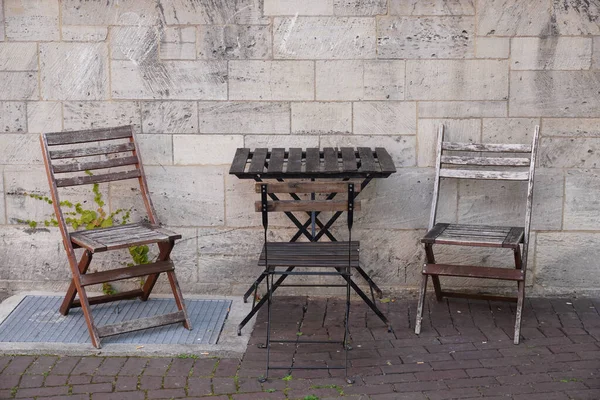 Drie Houten Stoelen Rond Een Houten Tafel Een Terrasje — Stockfoto