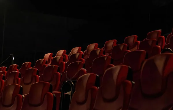 Eine Flache Aufnahme Von Roten Stuhlreihen Einem Kinosaal — Stockfoto