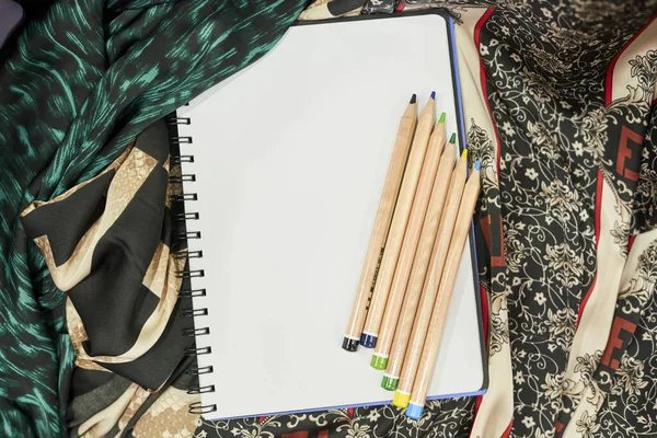 Uma Vista Superior Caderno Com Lápis Madeira Coloridos Pano — Fotografia de Stock