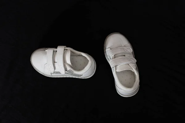 Une Paire Jolies Chaussures Bébé Blanches Sur Une Surface Noire — Photo