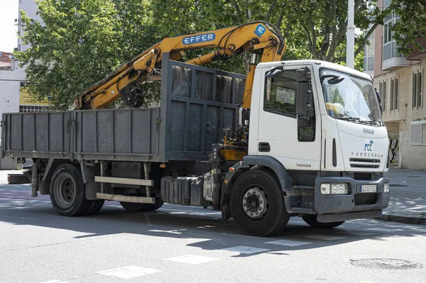 Barcelona Hiszpania Czerwca 2021 Zaparkowana Ciężarówka Dźwigiem Ulicach Miasta Jest — Zdjęcie stockowe