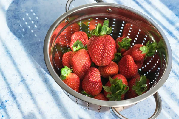 High Angle Shot Fresh Strawberries Bowl Sunlight — Stock Photo, Image