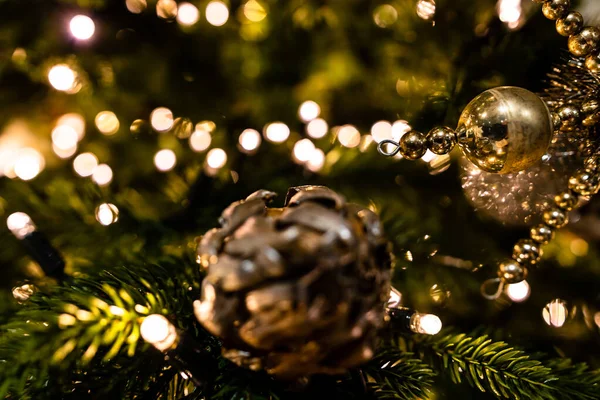 Eine Selektive Fokusaufnahme Von Weihnachtsdekorationen Mit Bokeh Lichteffekt — Stockfoto