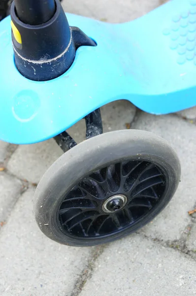 Disparo Vertical Una Patada Azul Rueda Scooter Los Adoquines Luz —  Fotos de Stock