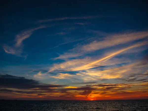 Una Hermosa Vista Los Cielos Coloridos Durante Puesta Sol Océano — Foto de Stock
