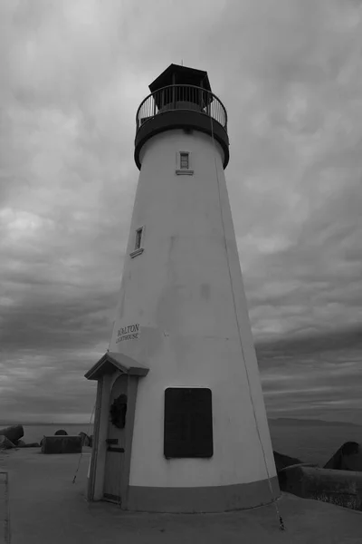 Plan Niveaux Gris Phare Walton Sur Rivage Sous Ciel Nuageux — Photo