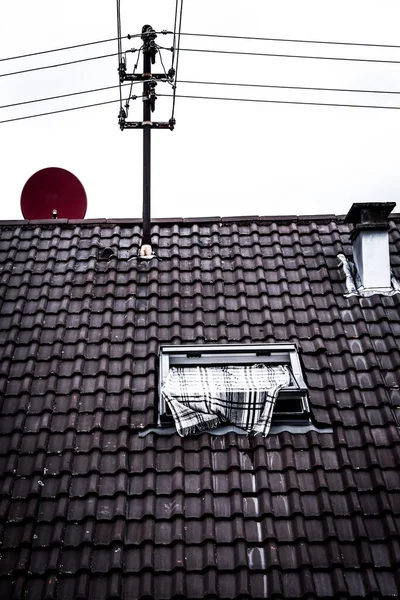 Telhado Casa Com Uma Janela Uma Linha Energia — Fotografia de Stock