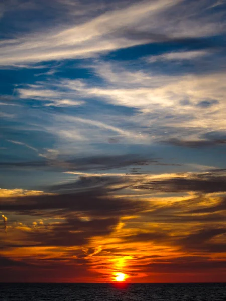 Una Hermosa Vista Los Cielos Coloridos Durante Puesta Sol Océano — Foto de Stock